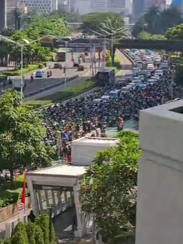 Suasana haru mewarnai pemakaman Affan Kurniawan, driver ojek online (ojol) yang tewas usai dilindas kendaraan taktis (rantis) Brimob di Jakarta Pusat, Kamis (28/8/2025) malam. Sekitar 1.000 pengemudi ojol mengantar jenazah dari rumah duka di kawasan Menteng ke Tempat Pemakaman Umum (TPU) Karet Bivak, Jakarta Pusat, Jumat (29/8/2025) pagi. #inilahNews #RantisBrimob #AffanKurniawan #Ojol #Demo 