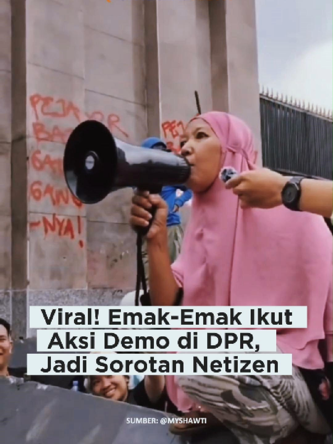 Aksi unjuk rasa di depan Gedung DPR RI, Kamis (28/8/2025), menyisakan cerita unik. Seorang emak-emak terekam kamera ikut turun ke jalan bersama massa aksi dan kini viral di media sosial. Dalam video yang beredar, emak-emak tersebut terlihat berbaur dengan para demonstran, bahkan ikut menyuarakan tuntutan. Keberaniannya menarik perhatian warganet yang ramai memberikan komentar. Ada yang memuji semangatnya, namun ada pula yang menganggap aksinya berisiko di tengah kondisi ricuh. #gemadika #news #beritaterkini #fyp #viraltiktok #viralvideo #fypツ #indonesia #PoldaMetroJaya #DemoDPR #BeritaTerkini #Demo #prabowo #Ojol #Brimob #Polri #DPR #Rakyat #Demokrasi #OjekOnline