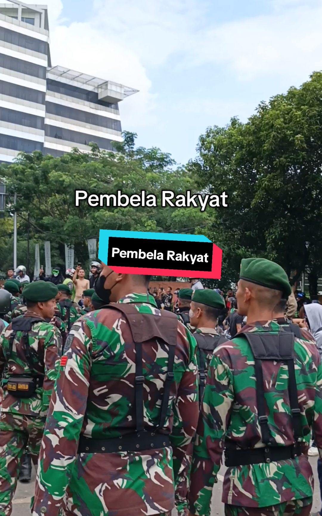 Pembela Rakyat Sehat Sehat Terus Pak TNI #tniindonesia🇮🇩 #TNI #pembelarakyat #demo #jakartademo 