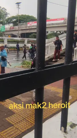 mak mak krudung pink ikut demo #demo #gedungdpr #demodpr2025 #emakemak