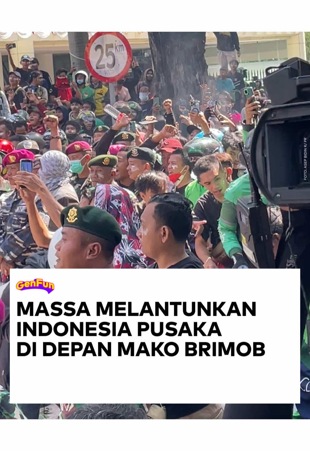 Hari ini, Jumat, 29 Agustus 2025, Massa di depan Mako Brimob, Jakarta Pusat melantukan lagu Indonesia Pusaka. Lepas pulih kembali, Tanah Airku, Indonesia. #Demo #SuaraRakyat #Brimob #BubarkanDPR #OjekOnline #DPR #GenFun