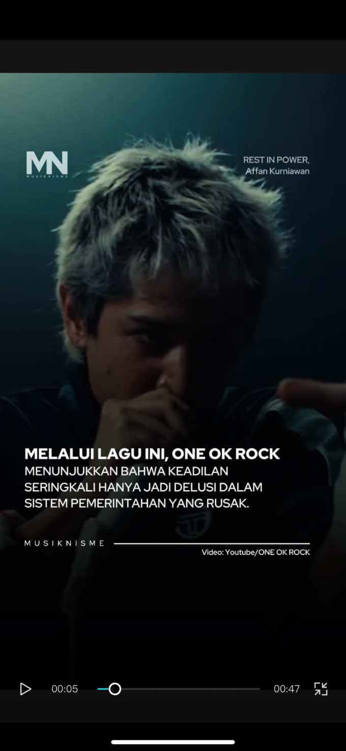 Lagu ini bisa dibaca sebagai tamparan keras untuk pemerintahan yang seharusnya melindungi rakyat, tapi justru sering jadi bagian dari masalah. Bukannya jadi pelindung, sistem malah sibuk menciptakan ilusi bahwa semuanya “baik-baik saja.” Padahal rakyat di bawah sudah berteriak, “kami tidak baik-baik saja!” ONE OK ROCK seolah ingin membuka mata kita: kalau pemerintah terlalu sibuk menjaga kepentingan sendiri, siapa yang menjaga kita? ONE OK ROCK selalu dikenal dengan lagu-lagunya yang penuh energi sekaligus kritis terhadap realitas hidup. Lewat lagu Delusion:All, mereka mengangkat tema yang begitu dekat dengan banyak orang: tentang keadilan, atau tepatnya, tentang bagaimana keadilan seringkali hanya terasa seperti sebuah “delusi” di tengah sistem pemerintahan yang rusak. Lirik Delusion:All menyentil sebuah kebenaran pahit: keadilan itu ada, tapi sering kali hanya di atas kertas. Dalam praktiknya, siapa yang punya kuasa dan suara lebih besar, merekalah yang memenangkan segalanya. Bagi orang-orang kecil, hukum kadang terasa berat ke bawah dan ringan ke atas. Rakyat diminta taat aturan, tapi mereka yang berkuasa sering lolos dari jeratan dengan mudah. Maka wajar bila muncul rasa frustasi: apakah keadilan benar-benar ada, atau cuma mimpi yang kita paksakan untuk percaya? Tidak peduli di negara mana, isu ini selalu relevan. Banyak orang merasa suaranya tidak didengar, meski sudah berteriak sekencang-kencangnya. Banyak juga yang merasa hidup diatur oleh keputusan segelintir orang yang bahkan tidak memahami derita rakyat kecil. Karena itu, Delusion:All bukan hanya lagu tentang kekecewaan, tapi juga tentang kesadaran. Bahwa kita tidak bisa lagi menutup mata dan berpura-pura bahwa semuanya baik-baik saja. Gimana menurut kalian? #musiknisme #oneokrock #delusionall 