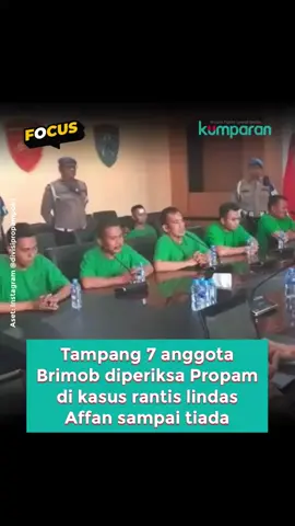 Divisi Propam Polri merilis foto tujuh anggota Brimob Polda Metro Jaya yang terlibat dalam kasus tewasnya Affan Kurniawan. Affan meninggal dunia usai kena lindas mobil rantis Brimob saat demo ricuh di Jakarta pada Kamis (28/8) malam.  Dalam foto yang dirilis, ketujuh anggota Brimob tampak mengenakan pakaian hijau dan duduk menjalani pemeriksaan. Komisioner Kompolnas M. Choirul Anam juga terlihat hadir di ruangan tersebut. Hingga kini, status hukum dari tujuh anggota Brimob itu belum diketahui. Sebelumnya, Komandan Satuan Brimob Polda Metro Jaya Kombes Pol Henik Maryanto menyebut ketujuh anggota itu diperiksa di Mabes Polri.  “Untuk proses penegakkan hukum saat ini anggota kami melaksanakan proses pemeriksaan di Mabes Polri,” kata Henik di depan Mako Brimob Polda Metro Jaya, Kwitang, Jakarta Pusat, Jumat (29/8). Adapun identitas tujuh anggota Brimob yang diperiksa yaitu Kompol CB, Aipda M, Bripka R, Briptu G, Bripda M, Bharaka Y, dan Bharaka G. 📸: Dok. Instagram/@divisipropampolri. Follow WhatsApp Channel kumparan untuk dapat Informasi terpercaya dikirim langsung ke WhatsApp kamu. Ketik kum.pr/WAchannel di browser kamu sekarang, agar bisa share informasi tanpa ragu.  #focus #rantisojol #news #vidol #ojol              