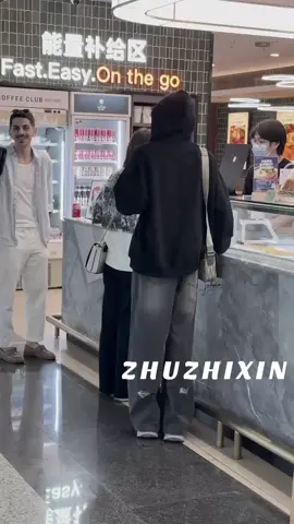 : Hong biết 2 người đó đang nói gì về Heng Heng vậy taaa?🤩🤭#chenyiheng_陈奕恒 #trầndịchhằng_chenyiheng_陈奕恒 #tffamily_4th_generation #tiktok #tfgiatộcf4 