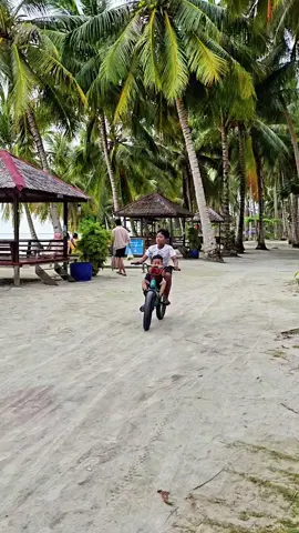 asiknya bersepeda pantai #pantai #pantaivibes #kaniunganisland #bidukbiduk 
