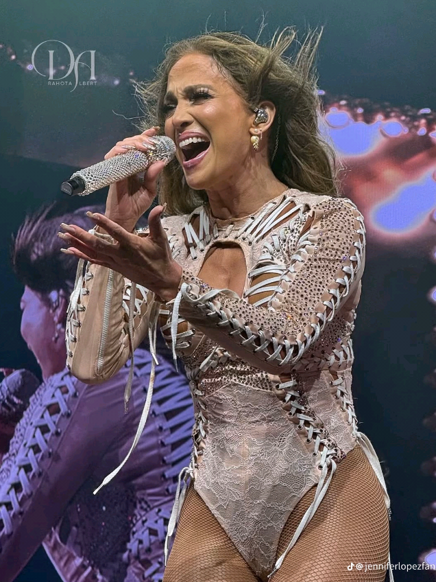 Jennifer lopez turned a performance into pure pan 😳😳❤️#jenniferlopezfan #jenniferlopez #stageperformance #fypシ #jlopez 