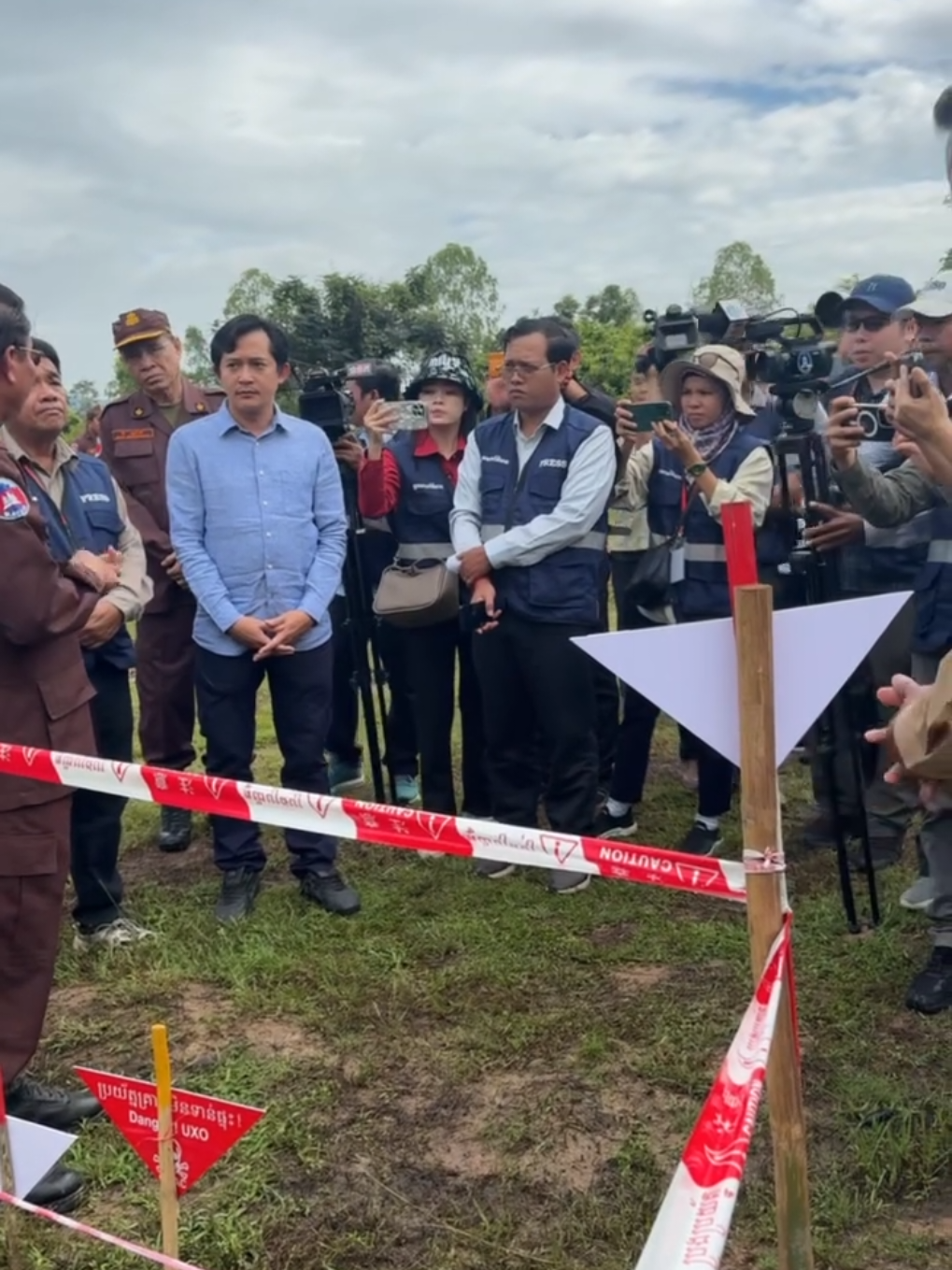 សូមបងប្អូនប្រុងប្រយ័ត្នទាំងអស់គ្នា នេះជាគ្រា/ប់ដែលសៀមទម្លាក់ចូលទឹកដីកម្ពុជា វាមានសារធាតុគីមីខ្លាំង.!
