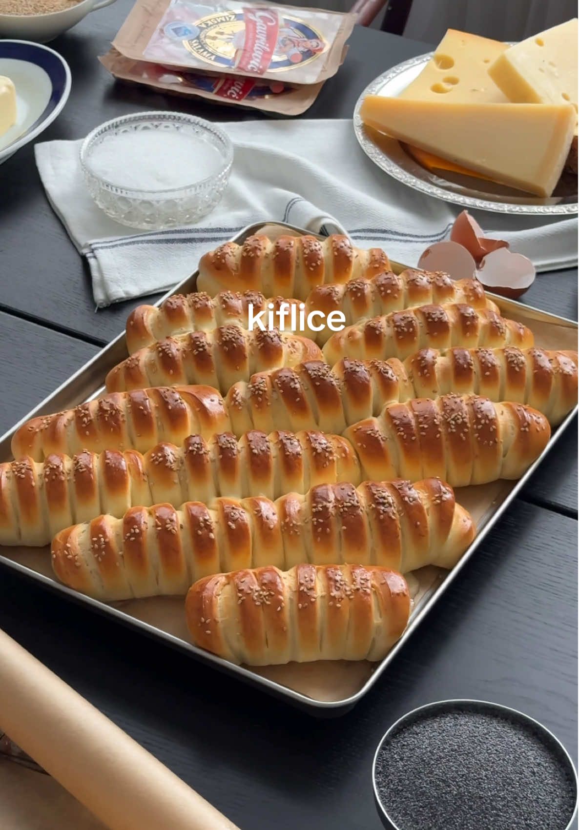Mekane kiflice punjene Gavrilović zimskom salamom i sirom. Recept u opisu! / ad  SASTOJCI: 650g brašna 300ml toplog mlijeka 2 žličice soli 2 žličice šećera 7g suhog kvasca 100 ml ulja 2 jaja + 1 za premazivanje punjenje: mozarella trapist @Gavrilovic Hrvatska zimska salama POSTUPAK: U brašno dodati sve sastojke i zamijesiti glatko tijesto. Ostaviti nauljeno da se diže sat vremena na toplom (ili dok se udupla). Podijeliti na kuglice 75-80g te razvaljati. Puniti Gavrilovic zimskom salamom i naribanim sirom. Zarezati kao na videu i zarolati. Ostaviti da se diže još 30-45 minuta te premazati izmućenim jajem s malo mlijeka. Posuti sezamom i peći u prethodno zagrijanoj pećnici na 200C, nekih 20ak minuta ili dok nisu lijepo rumene i gotove.  #kiflice #recept #hrvatska #berlin  #Recipe 