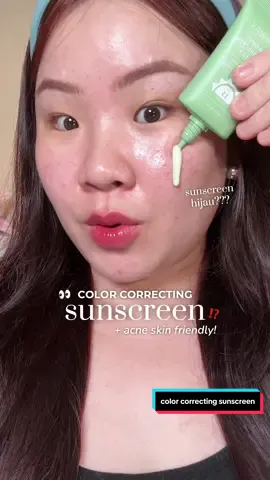 color correcting sunscreen dari warna hijau bisa berubah jadi ngikutin warna kulit⁉️😳 gebrakan baru dari acnaway nih!!! sunscreen + color corrector in one-packaginggg👀👌🏻✨ buat yg kulitnya ada redness / kemerahan bisa cobain sunscreen ini, bisa jadi opsi juga kalo lagi meminimalisir pake makeup pas lagi breakout… lumayan bgt nutup redness-nya👍🏻 WORTH TO TRY~~~🙂‍↕️🫶🏻 #sunscreen #colorcorrection #colorchangingsunscreen #correctingsunscreenacnaway #acnebestie 