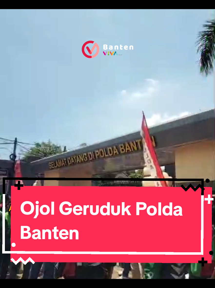 Ojek Online (ojol) Banten geruduk Polda Banten, sebagai bentuk solidaritas rekan mereka yg di tabrak Brimob, pada Kamis malam, 28 Agustus 2025, di Jakarta. Mereka menuntut pengusutan terhadap pelaku pelindas Afan Kurniawan (21), oleh mobil rantis milik Brimob, secara transparan dan penegakan hukum secara tegas. Selengkapnya di Banten.Viva.co.id, subdomain @VIVA News & Insights  #fyp #fyppppppppppppppppppppppp #brimobuntukindonesia #banten #ojol 