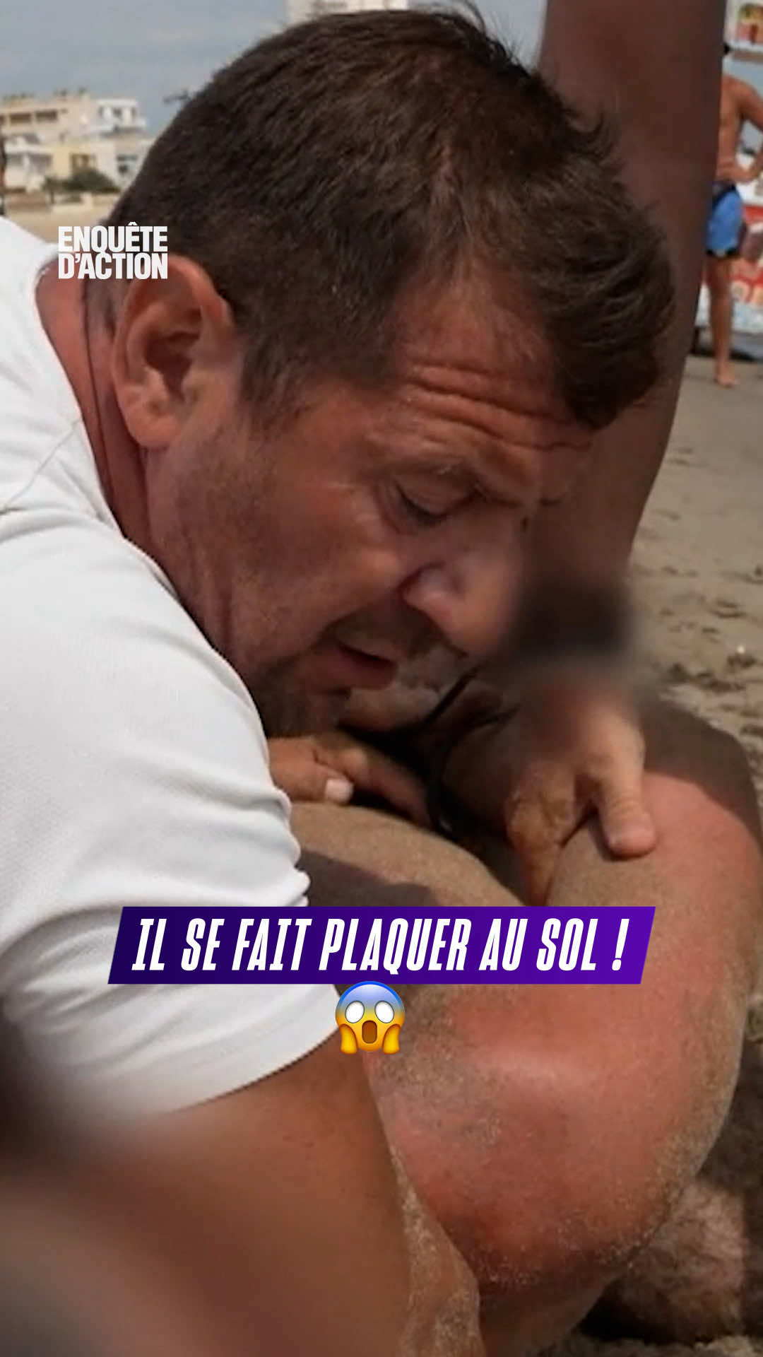 “C’est quand vous avez plonger comme un dauphin. - C'est toi le dauphin, tu t’appelles comment ? Flipper ?” 🐬 Cet homme ivre prend mal une blague et la situation dégénère... Il finit par se faire embarquer.   #EnquêtedAction “Alerte sur les plages : les CRS en première ligne”, vendredi à 21:10 sur W9 et M6+ #sinformersurtiktok 
