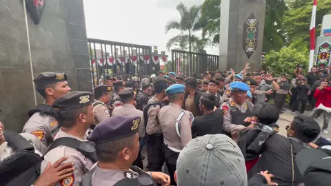 Aksi Massa di depan Polda Kalteng, Jumat (29/8) sore.