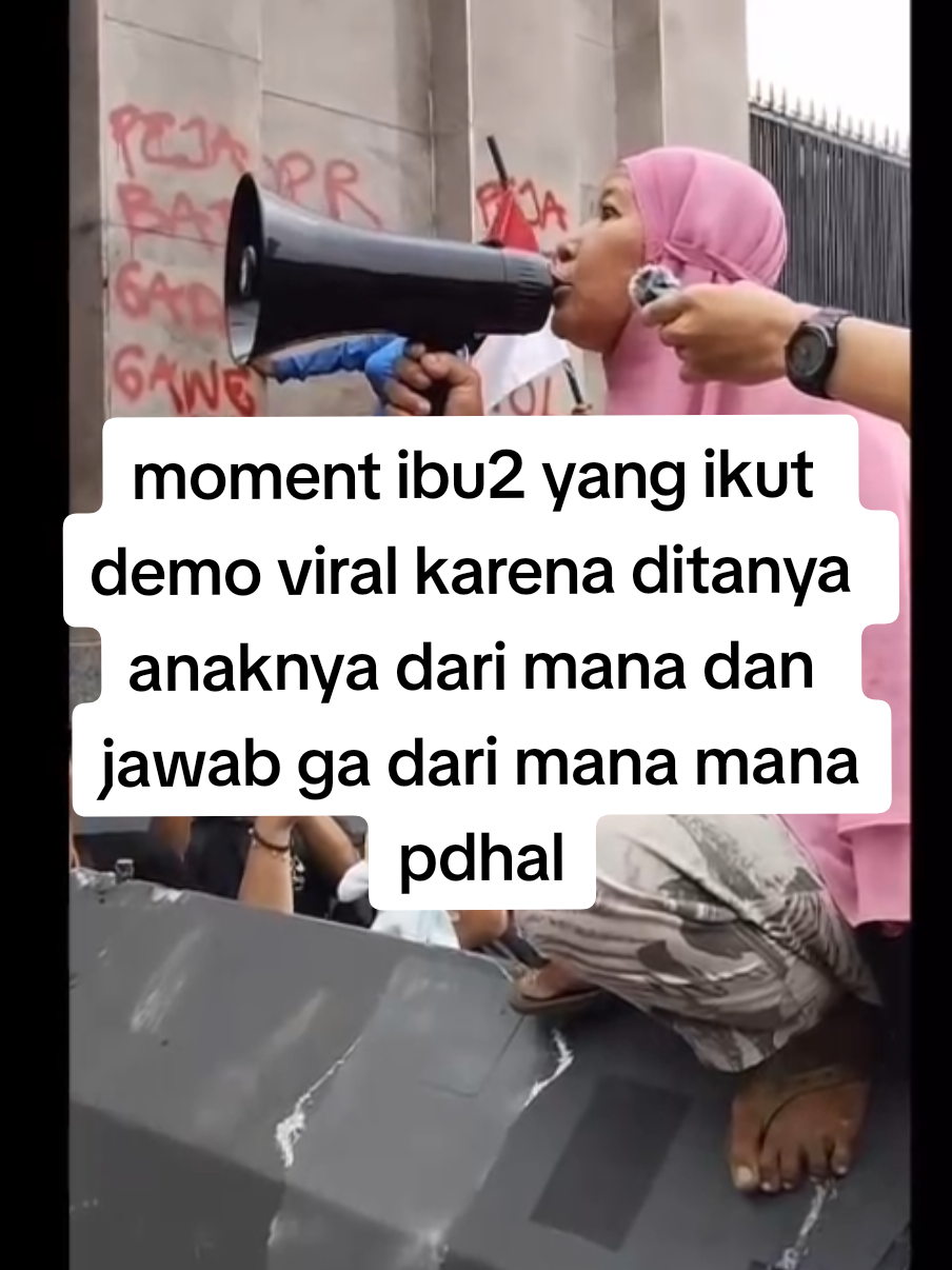 moment ibu ibu kerudung pink ini menyita perhatian publik karena keberaniannya tapi saat pulang kerumah dan ditanya anaknya katanya ga dari mana mana🤣 sehat sehat bu kami pendukungmu#hariini #fyppppppppppppppppppppppp #terkini #demo #ibuibu 