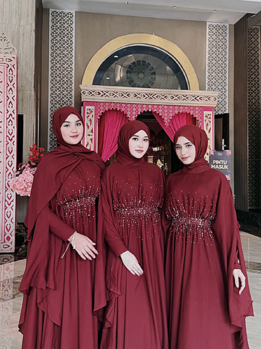 Kaftannya mewah banget bisa buat lebaran, kondangan atau jadi bridesmaid seperti di video 😍 btw, kak @pastperfectense cantikk begeteee 🫶🥰 #kazami #kaftan #resepsi #gusazmi #ningkhansa 