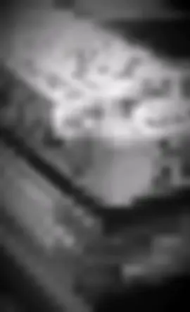 وسفـهَ التراب يصير فوك عيونها كل الطيور الطايره يحبونها حيل مِشتاگه اريد أريد ابوس چفونها المگبره  حضنته خيعونها مِثل الورد  ماتغير لونها .