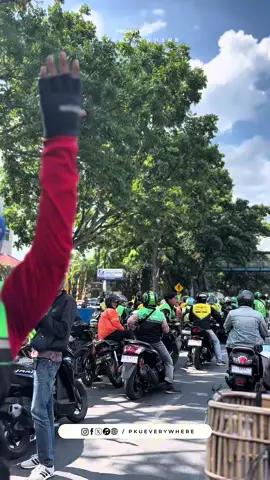 Ratusan pengemudi ojek online (ojol) mulai berkumpul di pinggir Jalan Jenderal Sudirman, Pekanbaru, siang ini. Mereka akan bergerak melakukan aksi demo menuju Mapolda Riau bersama sekumpulan mahasiswa. #pkueverywherexyz #pku 
