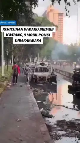 Kericuhan di Mako Brimob Kwitang, 9 Mobil Polisi Dibakar Massa | BREAKING NEWS Kericuhan terjadi di sekitar Markas Brimob, Jakarta Timur, Kamis malam (28/8). Massa yang sebagian besar merupakan pengemudi ojek online melakukan aksi protes setelah salah satu rekan mereka diduga meninggal akibat tindakan oknum Brimob. Dalam aksi tersebut, sembilan mobil milik anggota Brimob serta pos polisi di bawah flyover Pasar Senen dibakar massa. Situasi sempat memanas hingga Jumat pagi dengan aksi saling lempar petasan dan gas air mata. Menjelang siang, kondisi berangsur kondusif setelah TNI Angkatan Darat dan Laut turun tangan menengahi. TNI berhasil menenangkan massa dan memfasilitasi audiensi antara perwakilan demonstran dan pihak Brimob. Selain menuntut transparansi proses hukum, massa juga meminta rekan-rekan mereka yang ditahan di Mako Brimob segera dibebaskan. Hingga saat ini, jumlah pasti demonstran yang ditahan belum dapat dipastikan.