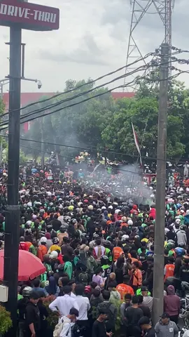 Demo didepan resmob manahan Solo.. Pagernya ilang gaiss 😂😂😂 #justiceforaffan #bubarkandpr #brimob #ojolindonesia 
