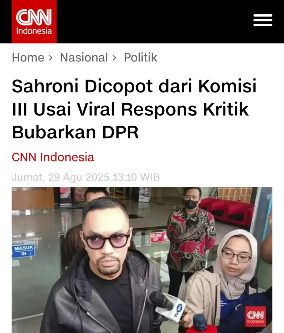 Jakarta, CNN Indonesia -- Anggota DPR dari Fraksi Partai NasDem Ahmad Sahroni dicopot dari posisinya sebagai Wakil Ketua Komisi III usai rentetan pernyataannya yang viral terkait pedemo di DPR. Keputusan pencopotan Sahroni tertuang lewat surat Fraksi Partai NasDem Nomor 758 terkait pergantian nama anggota Komisi I dan III DPR. Surat itu diteken Ketua Fraksi NasDem Viktor Laiskodat sekaligus oleh Sahroni sebagai Bendahara Fraksi, tertanggal 29 Agustus 2025. Lewat surat itu, Sahroni kini dipindahkan sebagai sebagai anggota Komisi I. Sementara, posisi Wakil Ketua Komisi III yang ia tinggalkan diisi Rusdi Masse Mappasessu. #sahroni #dpr #komisiiii 
