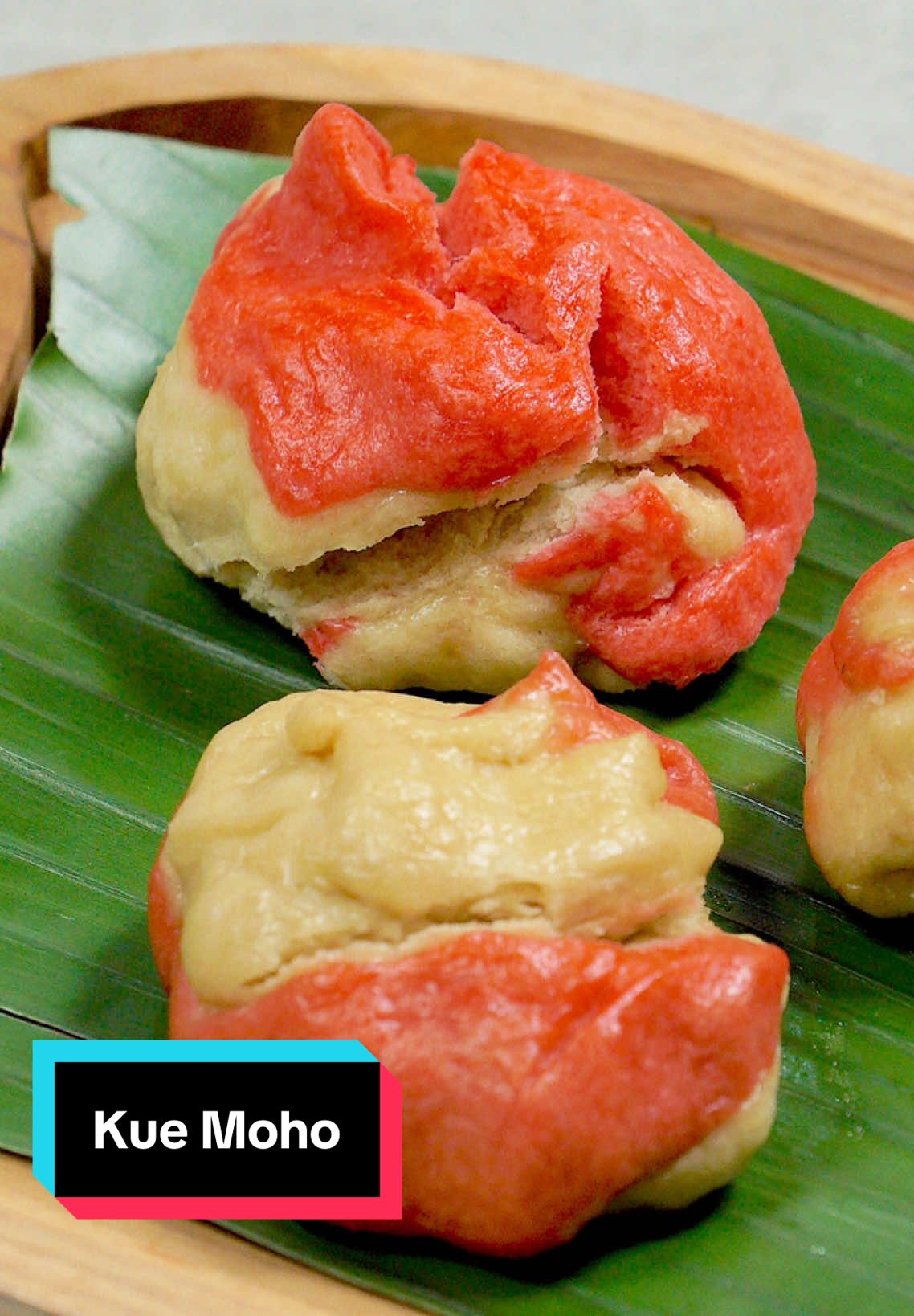Salah satu kue tradisional khas Tionghoa-Indonesia, khususnya dari Daerah Solo & Semarang.  Cukup diulen pake tangan, kukus, jadi deh kue jadul favorit keluarga.  Cocok buat camilan ataupun ide jualan!🥰 Bahan biang: 300 g tape singkong  230 ml air 500 g tepung terigu protein sedang (serbaguna) Bahan: 4 g soda kue 1 sdm air untuk melarutkan soda kue 100 g gula pasir 300 g tepung terigu  Pewarna makanan merah  Cara Membuat: 1. Biang: Campur tape singkong dan air, haluskan. Jangan lupa buang batang singkongnya. 2. Masukkan tepung terigu sambil diayak, kemudian uleni dengan tangan hingga tercampur rata. 3. Tutup adonan dengan plastic wrap atau lap bersih lembab, diamkan semalaman. 4. Kue Moho: Campur soda kue dengan sedikit air, sisihkan. 5. Buka plastik dari wadah biang, masukkan gula lalu aduk rata. 6. Tuang larutan soda kue, aduk lagi. 7. Masukkan tepung terigu, aduk dengan tangan hingga tercampur rata (tidak perlu sampai kalis). 8. Bagi dua adonan dan berikan pewarna merah di salah satu adonan. 9. Bentuk adonan menjadi lonjong, lalu lilit dan bagi adonan menjadi sekitar kepalan tangan kecil (20-30 g). 10. Berikan alas daun pisang pada kukusan yang sudah dipanaskan. 11. Letakkan kue moho yang sudah dibentuk di atas daun pisang. Kukus selama 15-20 menit. Sajikan selagi hangat. #resepjajanan #resepkue #kue #kuemoho #kuemohojadul  