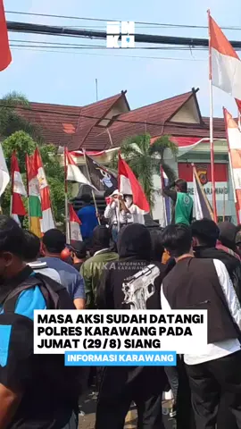 Massa gabungan mahasiswa, ojol, dan berbagai unsur masyarakat sudah datangi Polres Karawang untuk berunjuk rasa.