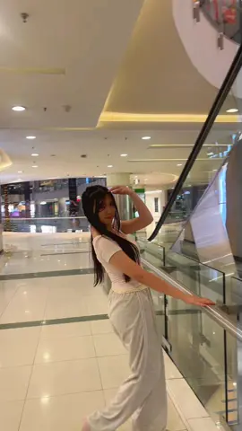 p lawan liat nih gw bisa ngendaliin lampu mall 