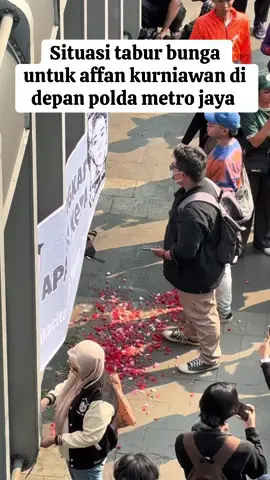 Tabur bunga di depan polda metro jaya jakarta #dukacita #fyp #polisi #demo #rip 