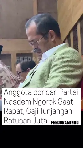 Anggota Komisi X DPR RI @furtasanaliyusuf dari parTai nasdem terciduk tengah tidur saat rapat kerja Komisi X DPR RI dengan Menteri Kebudayaan yang diwakili oleh Wakil Menteri Kebudayaan, Giring Ganesha di Gedung DPR RI, Jakarta, Rabu (27/8) diruang Komisi X DPR RI, Furtasan yang duduk di bangku paling pojok belakang dekat pintu masuk Komisi X DPR  tidur pulas sampai kepalanya terangguk angguk. Anggota DPR RI dari daerah pemilihan Banten II (Kabupaten Serang, Kota Serang, dan Kota Cilegon) itu tidur hampir 30 menit.