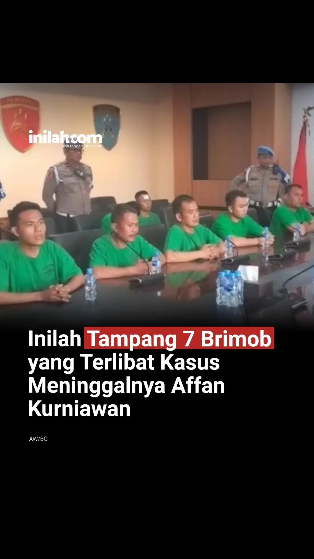 Divisi Propam Polri telah merilis foto tujuh personel Brimob dari Polda Metro Jaya yang diduga terlibat dalam insiden tewasnya Affan Kurniawan. Affan, seorang pengemudi ojek online, meninggal setelah terlindas kendaraan taktis Brimob saat terjadi kericuhan dalam aksi demonstrasi di Jakarta pada Kamis malam, 28 Agustus. Dalam foto yang beredar, ketujuh anggota Brimob tampak mengenakan seragam hijau dan sedang menjalani pemeriksaan. Komisioner Kompolnas, M. Choirul Anam, turut terlihat berada di ruangan tersebut. Hingga saat ini, status hukum dari ketujuh anggota tersebut masih belum diumumkan secara resmi. - Selengkapnya kunjungi website dengan klik link di bio atau download aplikasi di AppStore dan Google Play Store. #InilahNews #AffanKurniawan #Brimob #Inilahcom #titiktengah #titikcerah 