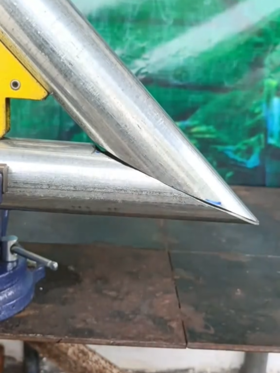 Revealing the secret of pipes, the 45 degree angle trick that is rarely known by welders in the world. #welding #welder #metalwork #fabrication #tipsandtricks 