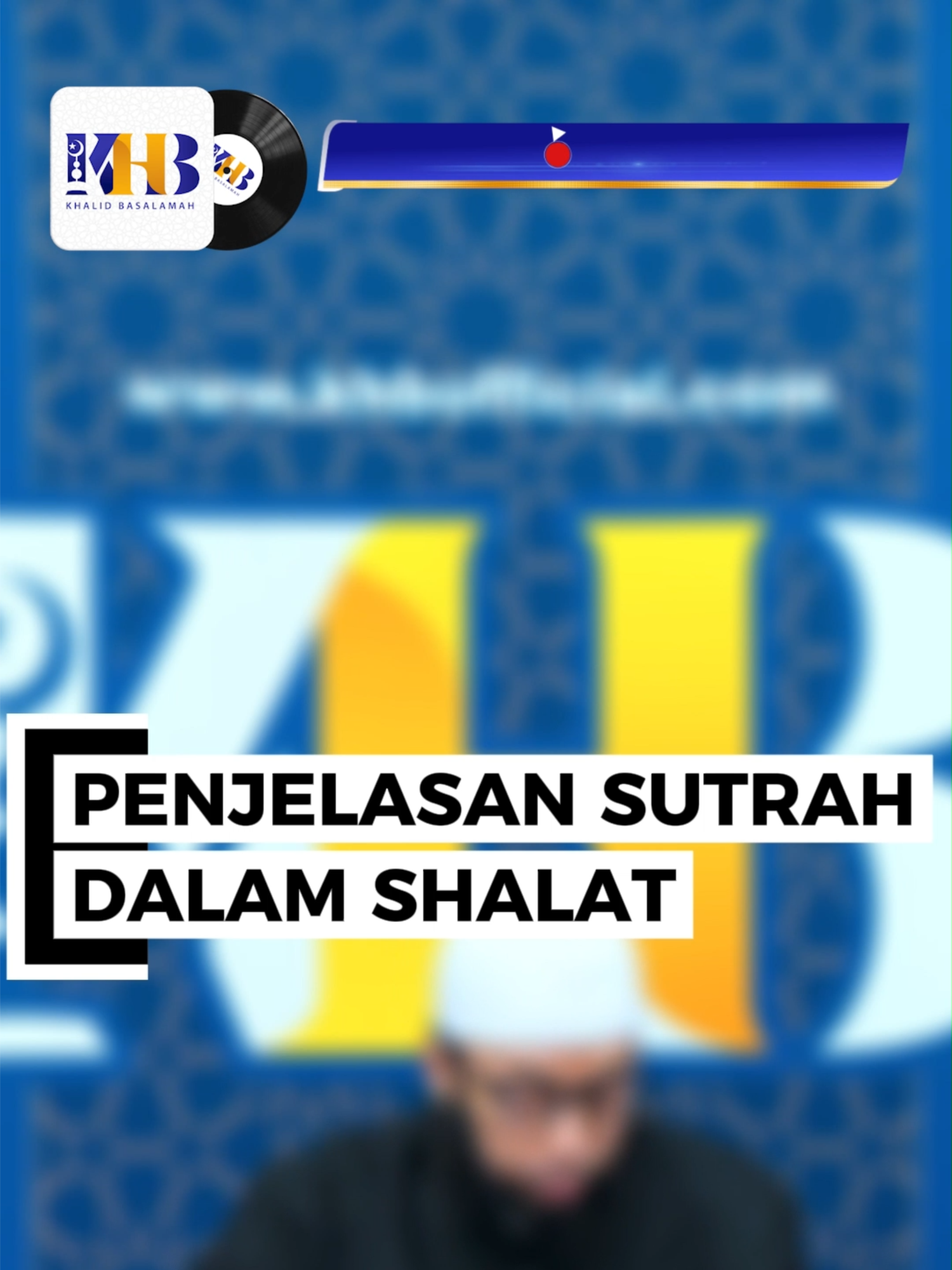 ▶️ PENJELASAN SUTRAH DALAM SHALAT Tahukah kamu? Saat shalat, kita disunnahkan untuk meletakkan sutrah di depan kita. Sutrah ini penting agar shalat kita lebih terjaga dan tidak terganggu oleh orang yang lewat di hadapan kita. Sutrah adalah pembatas yang diletakkan di depan orang yang shalat. Bisa berupa tas, kursi, lemari, dinding, atau bahkan jamaah lain yang sedang duduk di depan kita. Letaknya kira-kira sejajar dengan tempat sujud atau sedikit lebih jauh. Tujuannya adalah agar tidak ada orang yang melintas di antara kita dan sutrah. Kalau ada yang lewat di depan sutrah, itu tidak masalah. Namun, kalau ada yang memotong antara kita dan sutrah, kita dianjurkan mencegahnya. Dari Ibnu ‘Umar radhiyallahu ‘anhuma, Rasulullah ﷺ bersabda: إِذَا كَانَ أَحَدُكُمْ يُصَلِّي فَلَا يَدَعْ أَحَدًا يَمُرُّ بَيْنَ يَدَيْهِ، فَإِنْ أَبَى فَلْيُقَاتِلْهُ، فَإِنَّ مَعَهُ الْقَرِينَ “Apabila salah seorang di antara kalian shalat, maka janganlah dia membiarkan seseorang lewat di hadapannya. Jika dia menolak, maka cegahlah (lawanlah) dengan kuat, karena ada setan (qarin) bersamanya.” (HR Muslim: 506). Jadi, saat shalat, usahakan selalu gunakan sutrah dan jangan biarkan orang lewat di antara kita dan sutrah. Dengan begitu, shalat kita lebih terjaga dan sesuai sunnah. Allāhu Ta‘ālā a‘lam bishawāb __ ♻️ Silahkan disebarluaskan 🚫 Dilarang menambah dan mengurangi isi poster/video ini tanpa izin #khalidbasalamah #khalidbasalamahofficial #ustadzkhalid #ustadzkhalidbasalamah