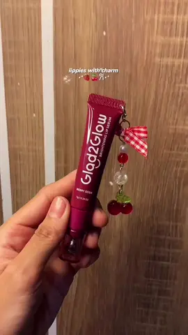 glad2glow gabisa diem bgt yaa, inii new product dari @glad2glow.indo lip serum yang udah dilengkapi charm, simple but CAKEP BGT😻  buat yang suka lippen glossy, pake lip serum ini cocok bgt karena finishnya yang glossy dan ga lebay. dia juga moiss bgt di bibir, jadii gaada lagi tuh drama bibir kering dan pecah-pecah. must try bgt sih kata aku!! btw wanginya seger bgt kaya permen buah🍓🍒 #fyp #glad2glow #lipserum #lipcharm 