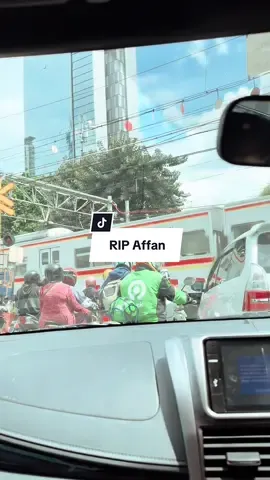 Aku perantau, dari awal di Jakarta sampai sekarang hampir semua langkahku di Jakarta banyak terbantu sama ojol. Yang ngurusin aku, yang paling sering aku repotin ya bang ojol. Nganter ke sana kemari, belanjain makanan, sampai anterin obat tengah malam 😢 Sehat-sehat selalu ya bang ojol 🙏 Gak kebayang hidup di sini tanpa kalian ❤️ #ojek #ojekonline #ojol #affankurniawan 