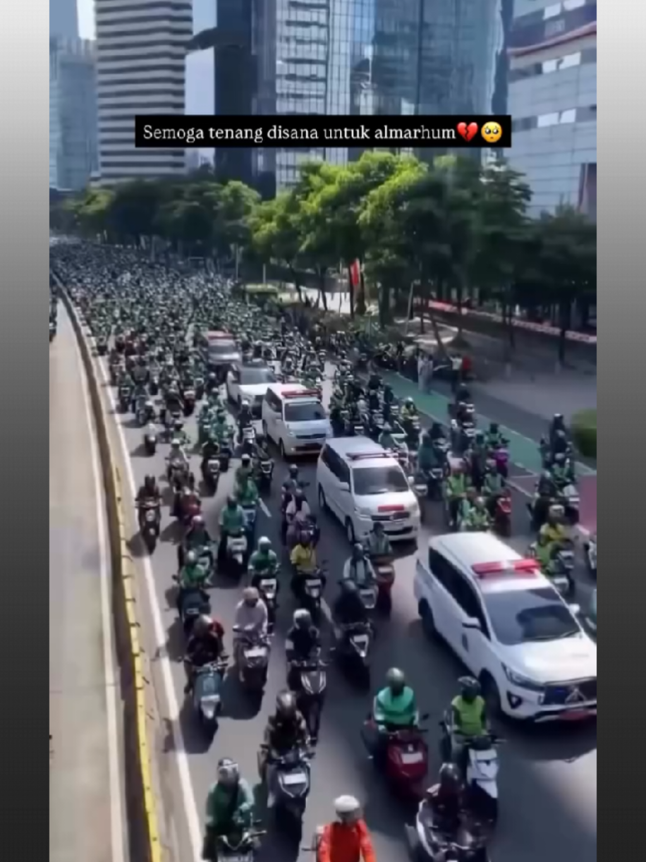 Innalillahi wa inna ilaihi raji'un. Semoga Almarhum husnul khotimah dan di tempatkan yang terbaik di sisi Allah SWT 🤲💔 @Verrell Bramasta #verrellbramasta #verrelbramasta #indonesia #berduka #ojol 