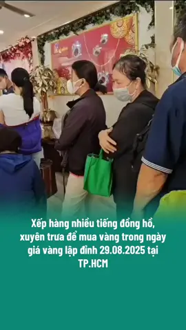 Nhiều người xếp hàng cả tiếng đồng hồ nhưng vừa tới lượt thì hết cả vàng miếng SJC lẫn vàng nhẫn trong ngày giá vàng lập đỉnh. #vivumuasam #xuhuongtiktok ##popsww #tiktokviral #xephangmuavang 