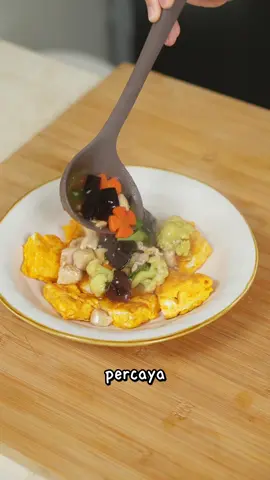 Sapo Tahu Telur ✅ kali ini aku mau masak sapo tahu tapi pake telur dadar di sirem enak banget dimakan pake nasi anget dan sekalian aku nih lagi ikutan #ChallengeOxone30ribu dari oxone jadi masak dengan bahan masakan maksimal 30ribu! Kalian coba deh ikutan juga buat info lebih lanjut bisa cek instagram @Oxone Official dan @kreasioxone ya!  . Bahan - 100gr kembang kol - 6 butir telur  - 3 siung bawang putih (cincang) - ½ buah wortel (iris) - 300gr ayam fillet (potong-potong) - 100gr jamur kuping (potong-potong) - 1 sdm minyak wijen - 2 sdm saus tiram - 100ml larutan maizena - ½ sdt garam - ¼ sdt lada - 1 ikat pokcoy (potong-potong) - 1 batang daun bawang (iris) - 300ml air Cara membuat 1. Dadar telur hingga matang. Potong-potong, sisihkan. 2. Tumis bawang putih hingga wangi. 3. Tambahkan wortel, kembang kol dan ayam. Masak hingga matang. 4. Tambahkan jamur kuping, air, minyak wijen, saus tiram, larutan maizena, lada, dan garam. Masak hingga matang. 5. Tambahkan pokcoy, daun bawang. Masak hingga matang 6. Letakkan telur di piring, tuang sayur di atasnya. 7. Siap disajikan. . SELAMAT MENCOBA ❤️