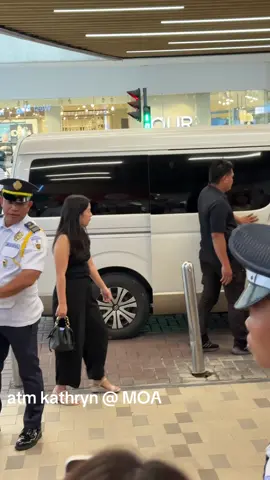 Kathryn Bernardo @ MOA #kathrynbernardo #moa #kapamilya #kathden #kathniel @Kathryn Bernardo 