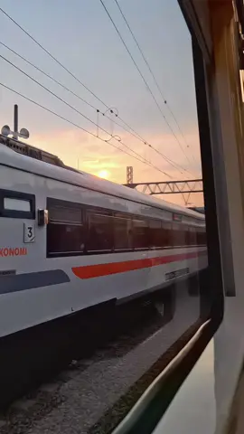 paling enak naik kereta ya ini balapan 😄 #solotrip #fyppppppppppppppppppppppp #keretaapiindonesia #traveltiktok #fouryou 