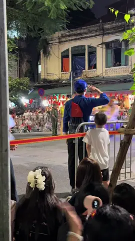 Chú ơi! Đừng chào nữa! Che cho cháu đi mà 🥹🥹🥹 #A80 #dieubinh #Vietnam #xh #viral 