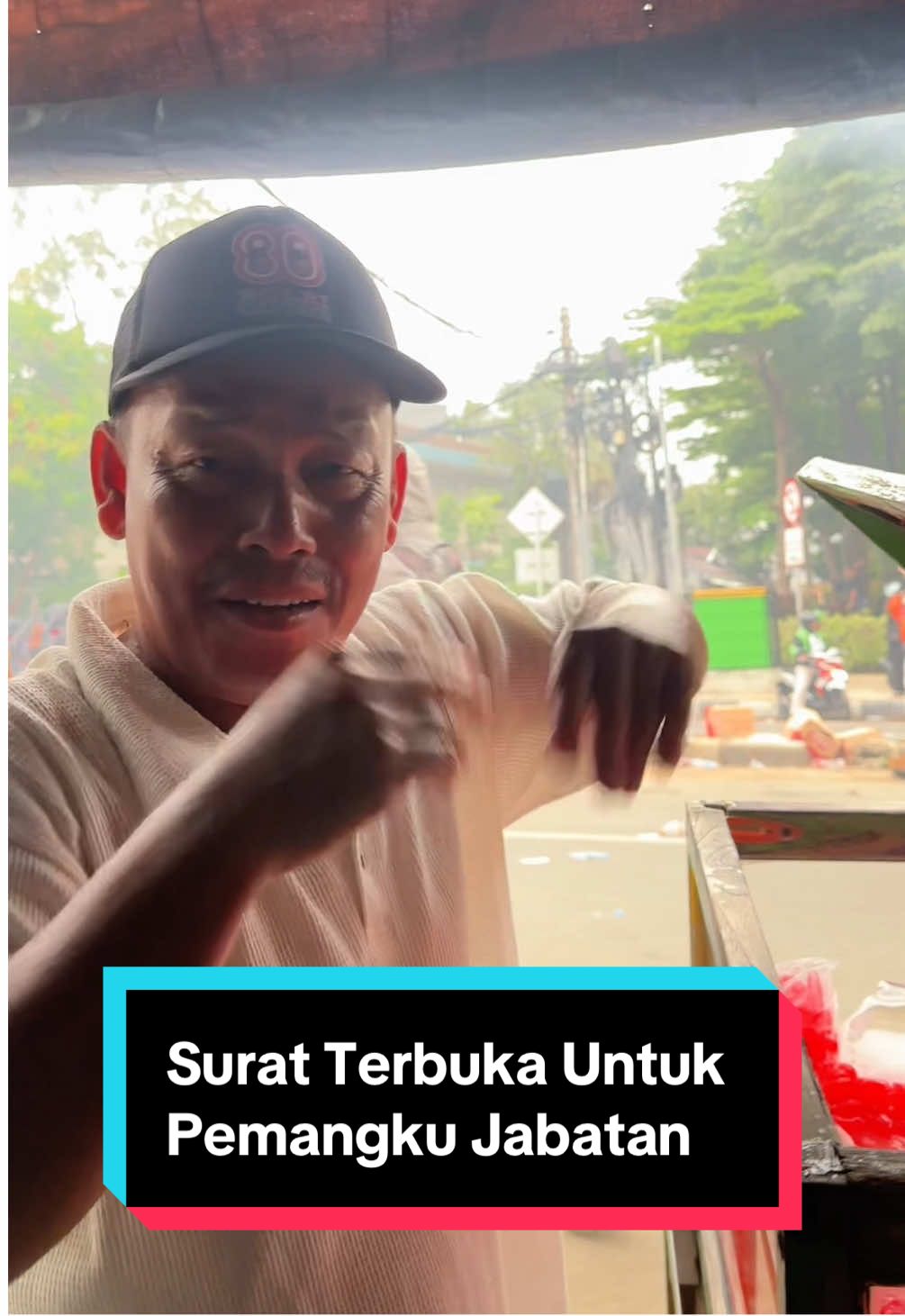 Replying to @Luthxz5 Wahai pemangku jabatan janganlah kalian sakiti rakyat dengan arogansi. Mereka yang menggaji kalian dengan tetes keringat dan air mata, jangan sampai sejarah kelam terulang kembali.
