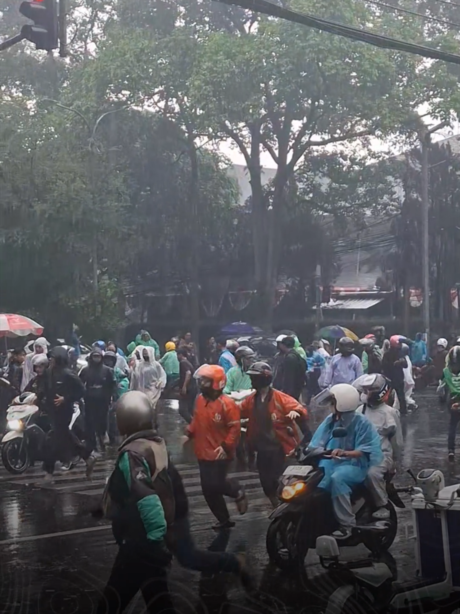 Petugas menembak gas air mata untuk memukul mundur massa aksi di depan DPRD Jabar Kota Bandung, Jumat 29 Agustus 2025. Kendati demikian, massa masih bertahan di lokasi meski di tengah guyuran hujan.