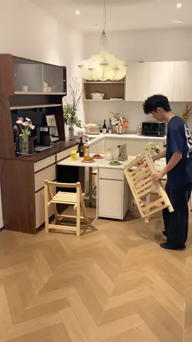 小戶型逆襲！這張折疊餐桌簡直是空間魔法師🍽️✨ 收合時是簡約餐邊櫃，展開秒變1.6米大餐桌！朋友來家聚餐再也不擁擠，日常還能當咖啡角使用～ 🌟【一秒變形】液壓桿助力一拉即開，女生操作零難度   🌟「岩板台面」耐高溫抗油污，咖啡灑了擦擦就乾淨   🌟「多層收納」合體時藏進餐具零食，收納力爆表   🌟「窄身設計」小客廳過道都能塞   從此家雖小，卻能隨時切換溫馨模式與派對模式！🎉 #折疊餐桌 #小戶型神器 #餐邊櫃變形記 #空間魔法 #咖啡角佈置 喜歡來這裡下單喔~：  https://shopee.tw/gwenya8             下單方式~ Soo留言“+1；小編火速回覆你下單資訊關注IG @ #元氣良倉Warehouse，每日獲得可愛能量點擊主頁，Get賣場內上新消息 IG #yookiwarehouse_tw