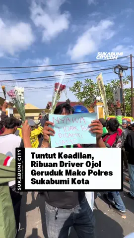Bersatu dalam satu suara! Para driver ojol melakukan aksi solidaritas di depan Mako Polres Sukabumi Kota. #sukabumicity #sukabumicitycom #medsossukabumi 
