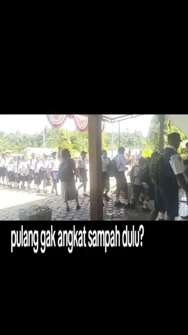 Untuk memberikan rasa tanggung jawab bersama akan kebersihan di sekolah,,kadang tiap pulang anak2 angkat sampah dulu,, #smpn2nabire #smpnegeri2nabire #smp2nabire 