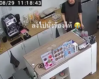 ระบายแบบยาวมาก ใต้คอนโดเรา จะมีห้องเช่าเพื่อการพานิชย์ประมาณ 7-8 ห้อง เราเป็นหนึ่งในนั้น เราเช่าร้านเล็กที่สุดเปิดร้านแซนวิช ข้างๆร้านเราจะเป็นซาลอนทำผมทำเล็บ ขนาดร้านนั้นใหญ่กว่าร้านเราประมาณ 3 เท่า ตอนนี้ร้านทำผมได้มีการเปลี่ยนมือเจ้าของ จึงได้เรียกช่างมารีโนเวทร้านครั้งใหญ่ เจาะสนั่น เจาะทั้งวัน เจาะอยู่แบบนั้น แล้วร้านเรากับร้านทำผมใช้ผนังปูนแผ่นเดียวกัน ความที่สุดคือ ไม่ว่าจะเป็นเจ้าของร้านคนเก่าหรือเจ้าของร้านคนใหม่ ไม่เคยมีคนไหนมาแจ้งเราเลยว่าจะขอให้เสียงในการก่อสร้างหน่อยนะ หรือแม้กระทั่งนิติบุคคลที่ควรจะเป็นฝ่ายประสานงาน ก็ไม่เคยเดินมาแจ้งเราเลยสักครั้ง ทุกคนมองข้ามร้านเราไปหมดเพราะ เจ้าของร้านทั้งเก่าและใหม่ไม่เคยมาเฝ้าตอนช่างเจาะ สำนักงานนิติบุคคลไม่ได้ยินเสียงเจาะแบบที่เราได้ยิน ทุกคนเลยไม่คิดว่ามันคือมลพิษทางเสียง  เค้าเจาะแบบนี้มาจะ 1 อาทิตย์แล้ว เจาะที ของทุกอย่างในร้านเราสะเทือนหมด เครื่องชงกาแฟ แก้วน้ำ คอมพิวเตอร์ ทุกอย่างสั่นหมด โดยเฉพาะสมองและหูของเรา มันสะเทือนจนเราทนไม่ไหว น้ำตามันไหลออกมาเอง อาจจะเพราะโกรธด้วยและไม่สบายด้วย บางวันเรากำลังเขียนอายไลน์เนอร์ จู่ๆลูกพี่ก็เจาะผนังอีกแล้ว เกือบหลับเลยตอนนั้น แต่เราเก่งไง ตาไม่เลอะ แต่อารมณ์มาเต็มมาก เราปวดหัวมากจนไมเกรนขึ้นต้องปิดร้านไปเลย เช่นวันนี้เราก็ยอมเสียรายได้วันนี้ของเราไปเลย เพราะเราไม่สามารถนั่งในร้านที่มีแต่เสียงเจาะทั้งวันได้ ลูกค้าเราก็ไม่สามารถมานั่งในร้านได้ หัวจะปวด แล้วก็ปวดจริง  แม่เราซื้อห้องคอนโด จ่ายจนหมด เราอยู่คอนโดนี้มา 13 ปี ลงมาเช่าร้านข้างล่างอีก 2 ปี ตั้งแต่อยู่มาไม่เคยจ่ายค่าเช่า ค่าประกันคอนโด ค่าส่วนกลางทั้งบนห้องและร้านแซนวิชเลทเลยสักครั้ง แต่นิติบุคคลดันไม่เห็นว่าเราเท่าเทียมกับร้านข้างๆเลย ไม่เคยเดินมาหามาแจ้ง มาขอโทษ จนวันนี้เราตัดสินใจพิมพ์ไปหานิติให้เขาแจ้งเจ้าของร้านหน่อยว่าเราทนไม่ไหวแล้ว นิติก็คงไม่กล้าแจ้งฝั่งนั้นไหมไม่แน่ใจ แต่ก็ตามภาพที่แคปมาเลย เราจึงโทรไปหาสำนักงานใหญ่ของคอนโด แล้วพนักงานรับสาย คำแรกคือ ฮัลโหล ตอนนี้ตอนเที่ยง พนักงานไปพักเที่ยงกันหมดแล้วค่ะ 555555 จะรั่ว ยังไม่ทันได้คอมเพลนเลย ต้องรอพนักงานกลับมาจากทานข้าวก่อน จะบ่นเลยไม่ได้กลัวไปทำให้เขาทานข้าวไม่อร่อยอีก มันเป็นแบบเดียวกันหมดจริงๆเลยสิวะ ตัวเล็กตัวน้อยมันเป็นแบบนี้นี่เอง  ช่วยด้วยยยยย