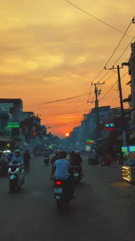 hoàng hôn xuống ở chợ Rạch Sỏi, khu này quá trời món ngon hen...#rạchgiá #chuyencuarachgia #rachsoi #kiêngiang #anuongrachgia 