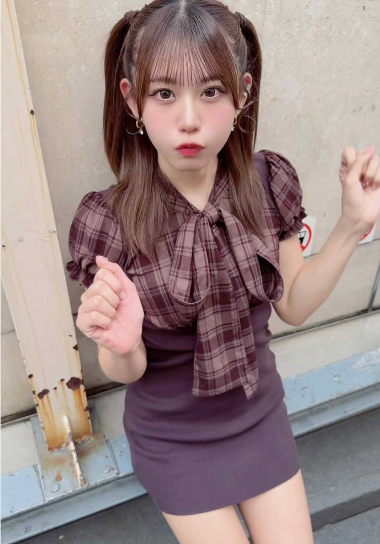 脚長くていつも新幹線とか飛行機脚の収納に困るねん🥺自家用ジェット機とかほしい✈️🥺 リムジンとかでも良いな🎶 でも自分の膝上の脚の感じめっちゃ きれくて好き♡いっぱい見て♡ みんな移動何派の人？🥺 ぷちタクシーが良い人🥺 #ダーリッチ #アイドル #おすすめ 