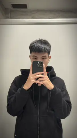Tiền lo cho em, rồi ai lo cho anh? ai lo cho gia đình anh? Yêu em là thật, thương e là thật , nhưng anh k thể móc cả tim gan trao cho em đc. Sau lưng anh sau này, có thể có em, hoặc cô gái khác. Em cũng vậy! Nhưng chắc chắn sau lưng anh có bố mẹ, có gia đình anh.