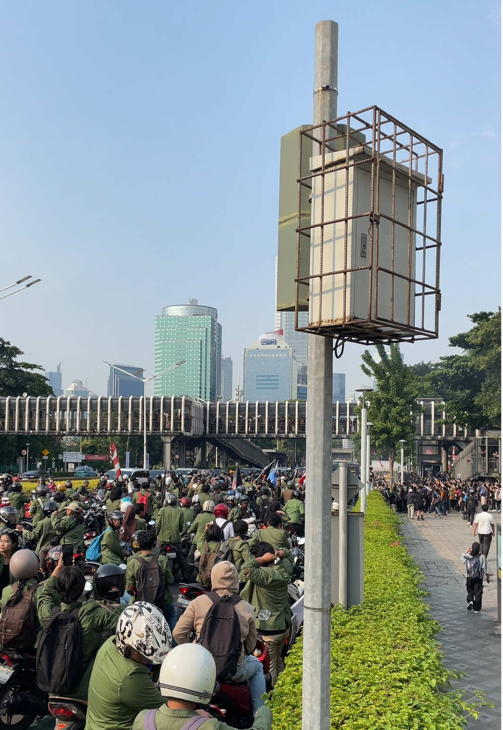 Aksi mahasiswa BEM SI di depan POLDA METRO JAYA  • • #jakarta #bemsi #mahasiswa #demo #dprri 