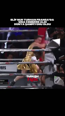 Elif Nur Turhan, Fransa’nın Val-d’Oise bölgesinde düzenlenen WBA unvan gecesinde yenilgisiz Fransız rakibi Rima Ayadi’yi 6. raundda teknik nakavtla mağlup ederek WBA Geçici Süper Tüy Sıklet Dünya Şampiyonu oldu. 11 maçta 11 galibiyetle gelen Ayadi karşısında ringin kontrolünü eline alan Turhan, güçlü kombinasyonları ve baskılı tarzıyla dikkat çekti. Karşılaşma Enghien-les-Bains kentindeki Salle du Casino salonunda gerçekleşti ve Elif’in bu etkileyici zaferi Fransız seyirciler önünde geldi. Elif Nur Turhan profesyonel kariyerinde çıktığı 11 maçın tamamını kazandı ve bunların 7’sini nakavtla sonuçlandırdı. Hücum gücü yüksek, agresif dövüş stiliyle tanınan milli boksör, WBA sıralamasında üst basamaklara tırmanmayı sürdürüyor. Hem teknik kapasitesi hem de fiziksel dayanıklılığıyla dikkat çeken Elif, bu galibiyetle birlikte adını dünya şampiyonluk yolunda daha da görünür hale getirdi. @elfturhann @turkishfightmagazine Turkish Fight Magazine | 